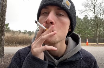 Лечение зависимости от табакокурения в Нальчике Мужчина с сигаретой делает затяжку