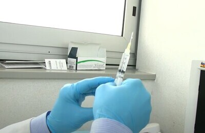 Проведение кодирования Вивитролом в Нальчике Шприц с Вивитролом в руках у врача